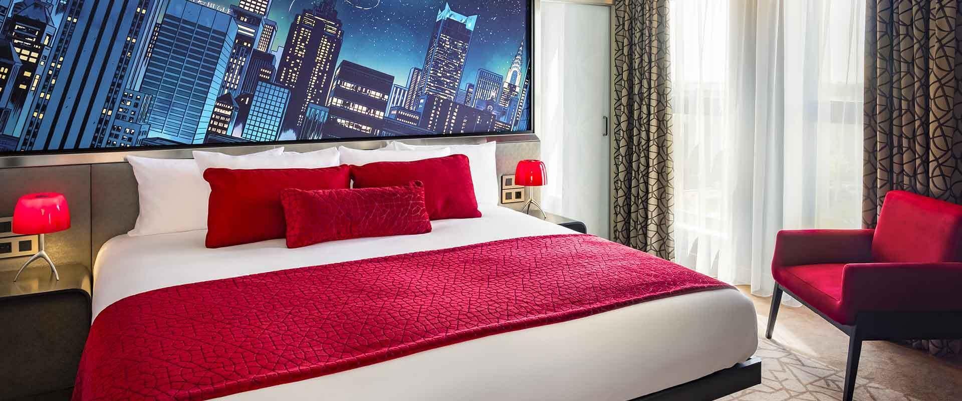 King size bed in a Spider-Man themed suite at Hotel New York - Art of Marvel